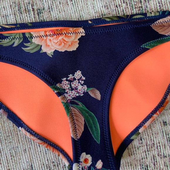TRIANGL Blue Floral Neoprene Bikini Bottoms Size Small - Picture 2 of 6